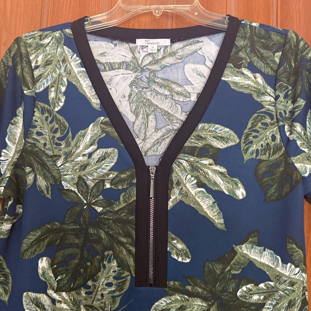 89th & Madison Green Blouse with Leaf Print Size M - Picture 2 of 7